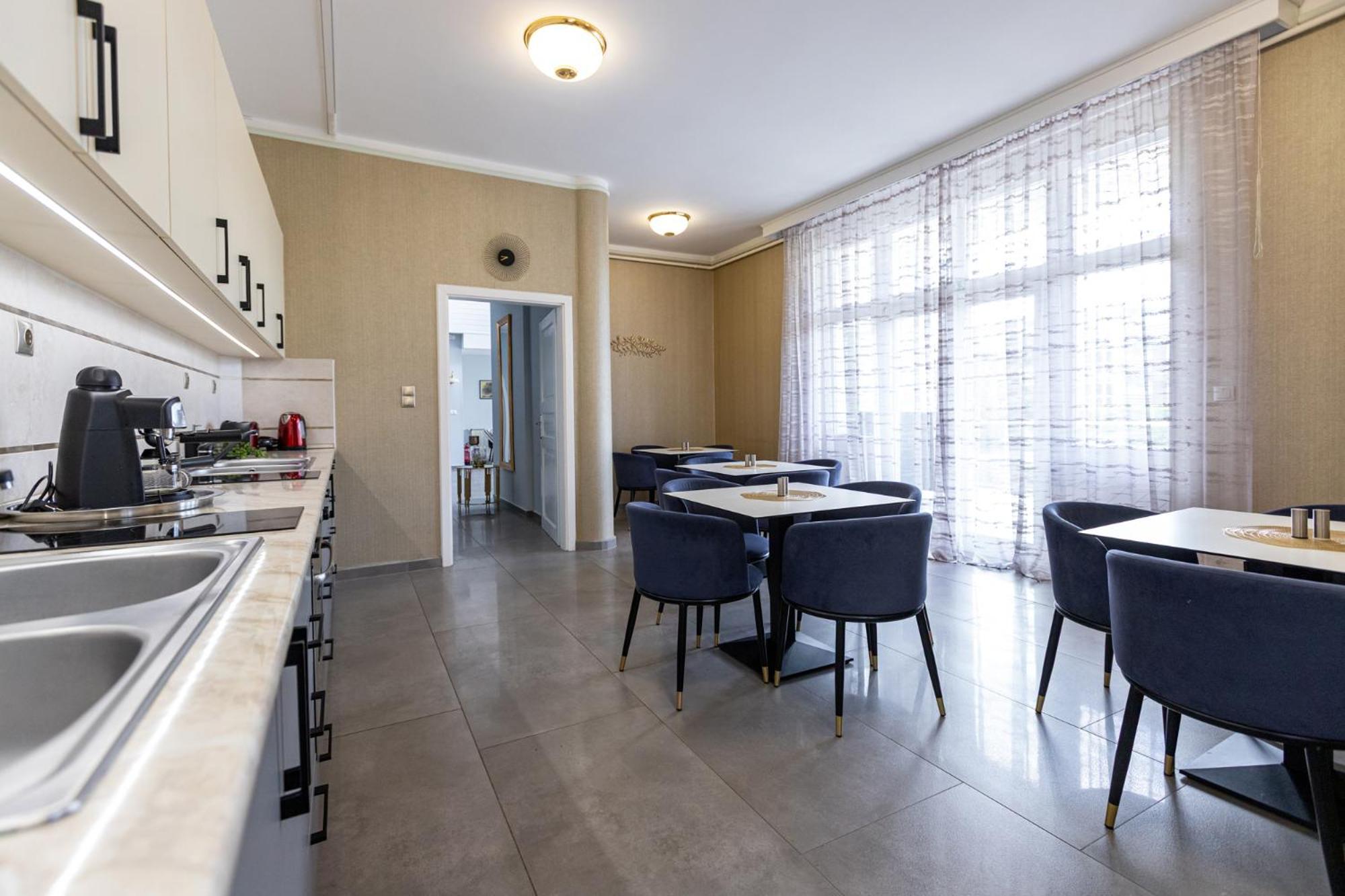 Hotel Clariss Balatonalmádi エクステリア 写真