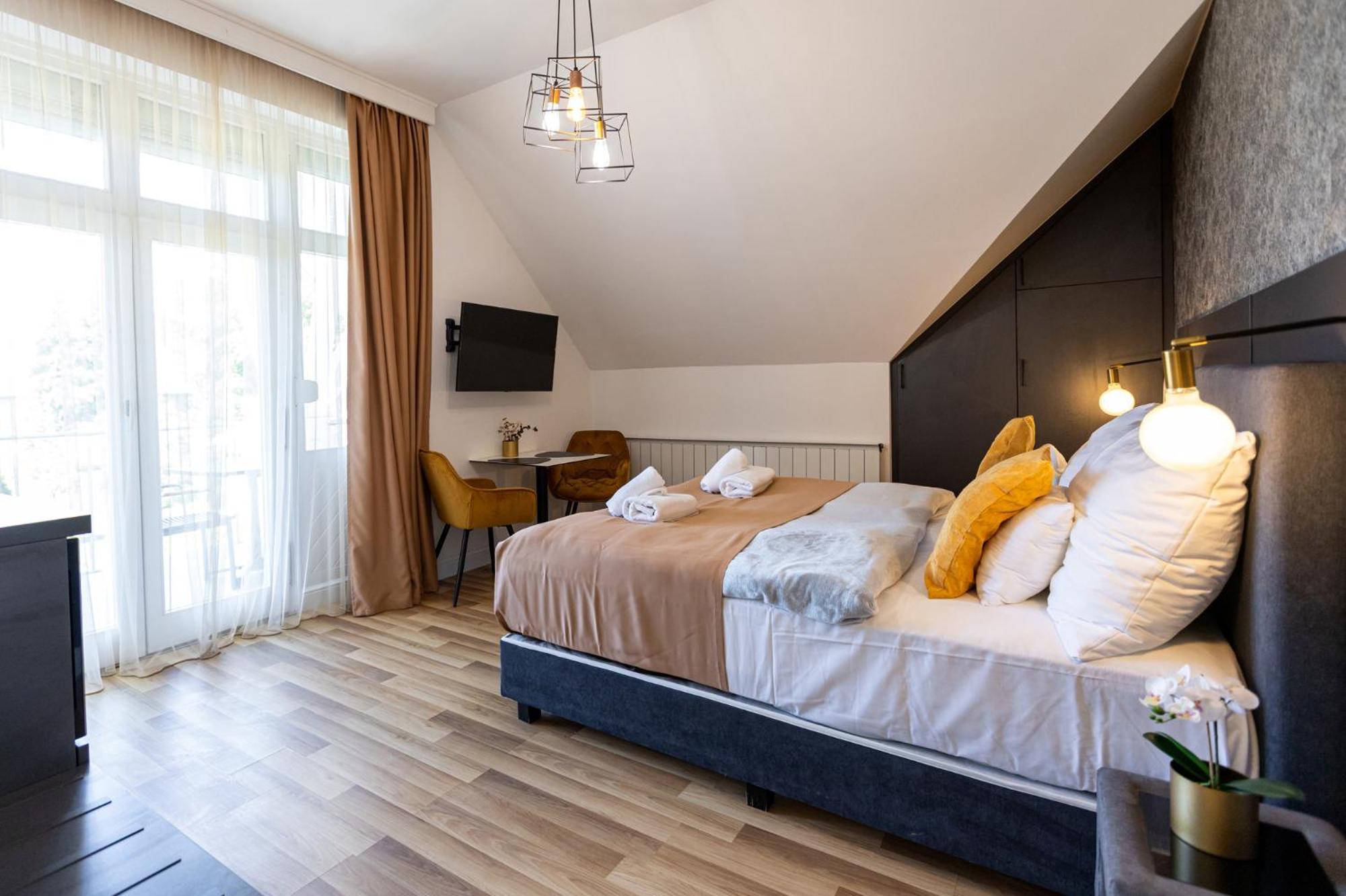 Hotel Clariss Balatonalmádi エクステリア 写真